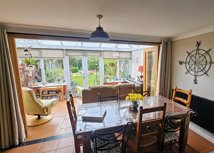 Sunny Family Residence With Parking. Jacuzzi Bath Perfect For Relaxing And Unwinding