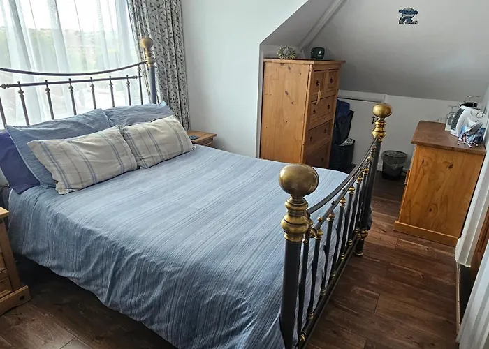 Sunny Family Residence With Parking. Jacuzzi Bath Perfect For Relaxing And Unwinding