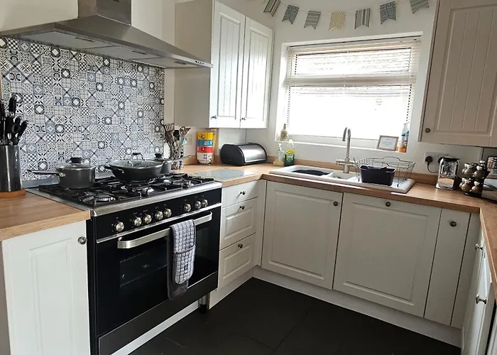 Sunny Family Residence With Parking. Jacuzzi Bath Perfect For Relaxing And Unwinding