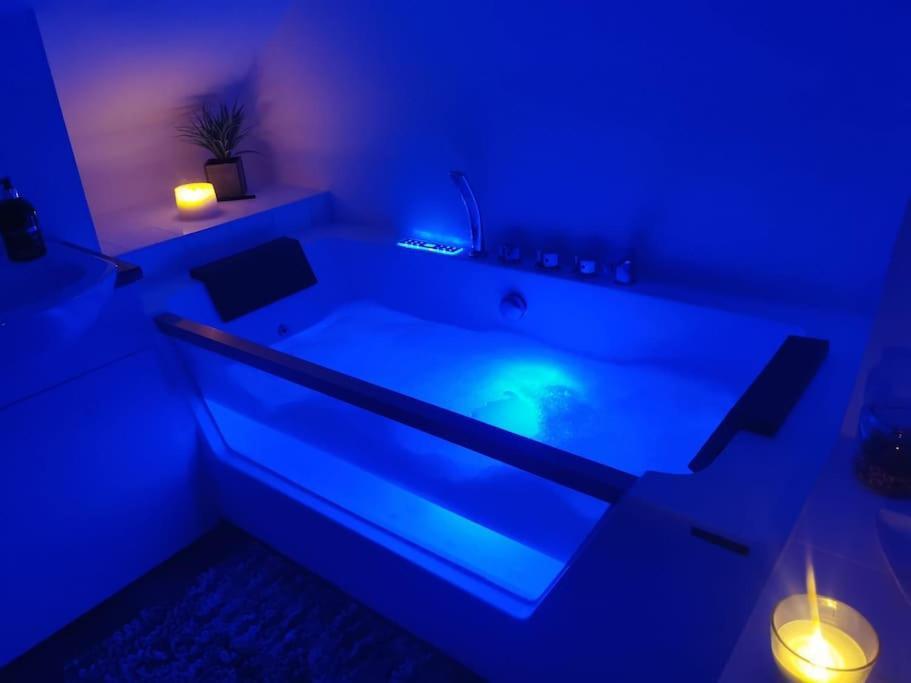 Sunny Family With Parking. Jacuzzi Bath Perfect For Relaxing And Unwinding Holiday home *
