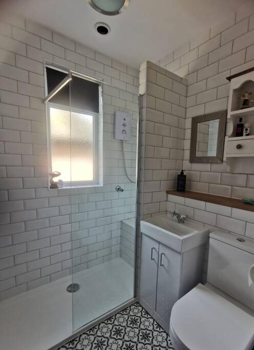 Sunny Family With Parking. Jacuzzi Bath Perfect For Relaxing And Unwinding * Whitstable
