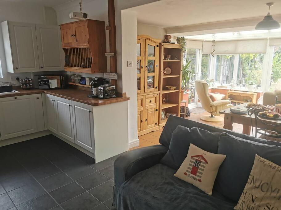 Sunny Family With Parking. Jacuzzi Bath Perfect For Relaxing And Unwinding