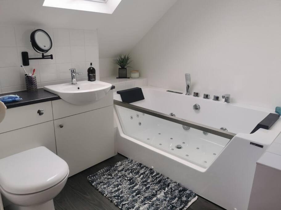 Holiday home Sunny Family With Parking. Jacuzzi Bath Perfect For Relaxing And Unwinding Whitstable