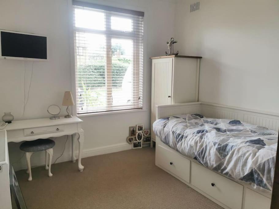 Sunny Family With Parking. Jacuzzi Bath Perfect For Relaxing And Unwinding * Whitstable