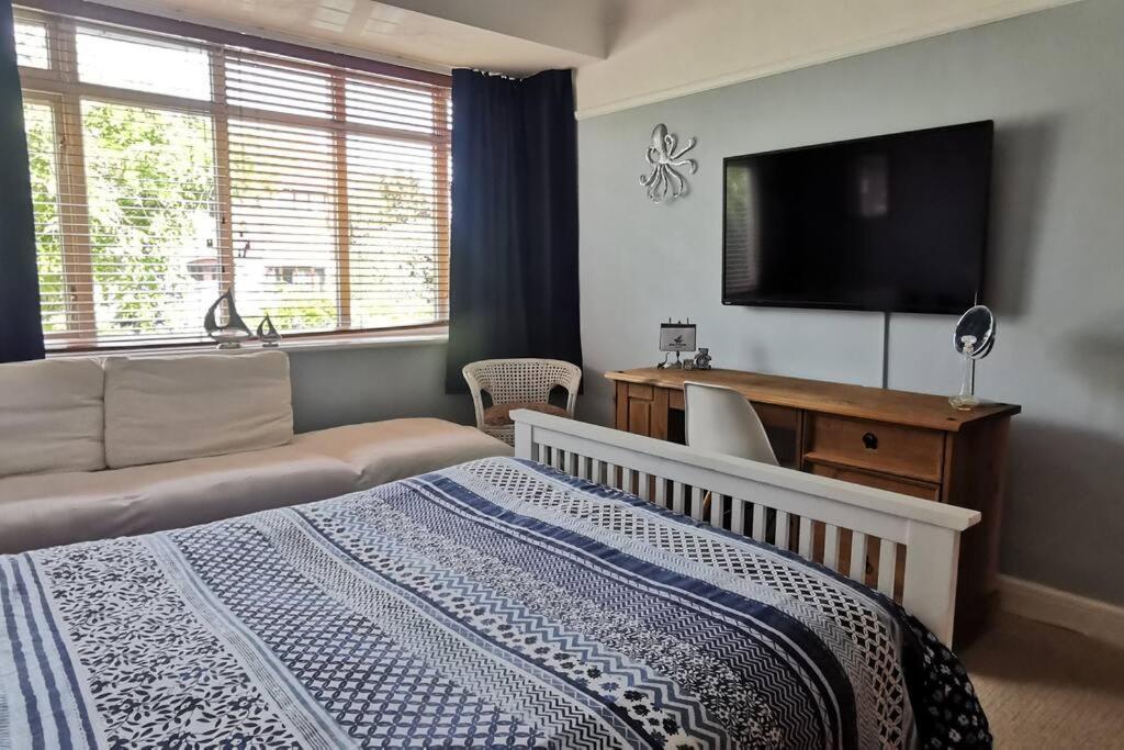 Sunny Family With Parking. Jacuzzi Bath Perfect For Relaxing And Unwinding Whitstable