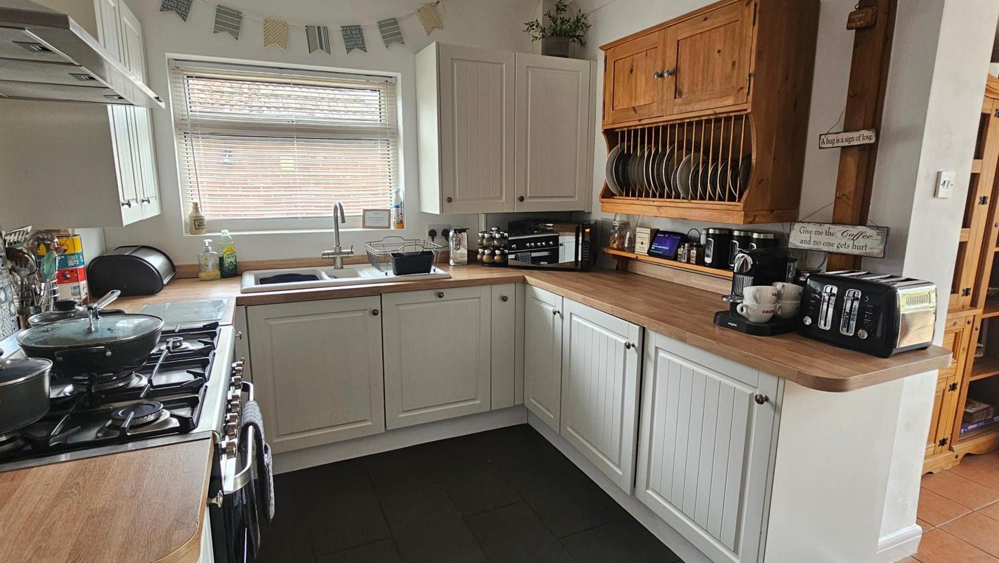 Sunny Family With Parking. Jacuzzi Bath Perfect For Relaxing And Unwinding Whitstable