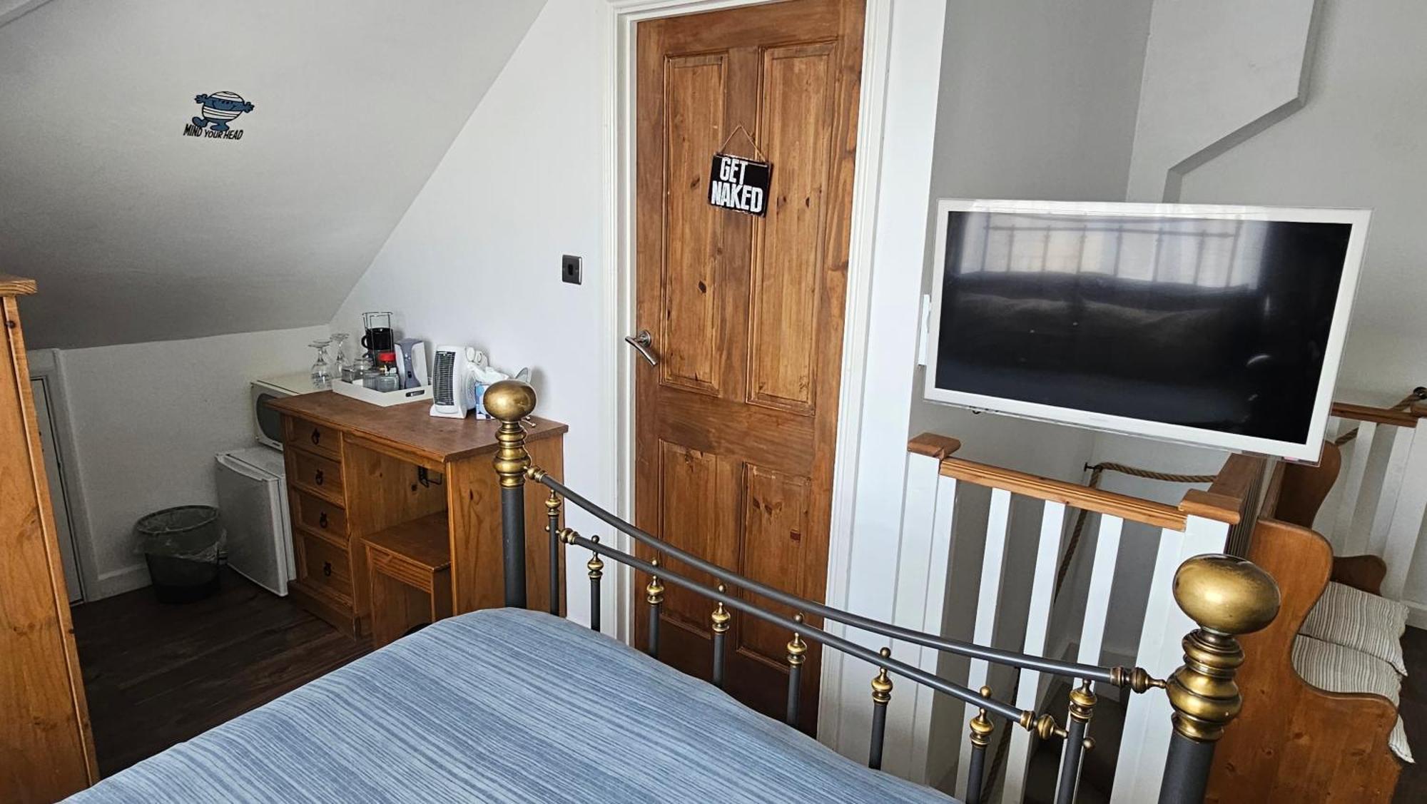 Sunny Family With Parking. Jacuzzi Bath Perfect For Relaxing And Unwinding Holiday home *