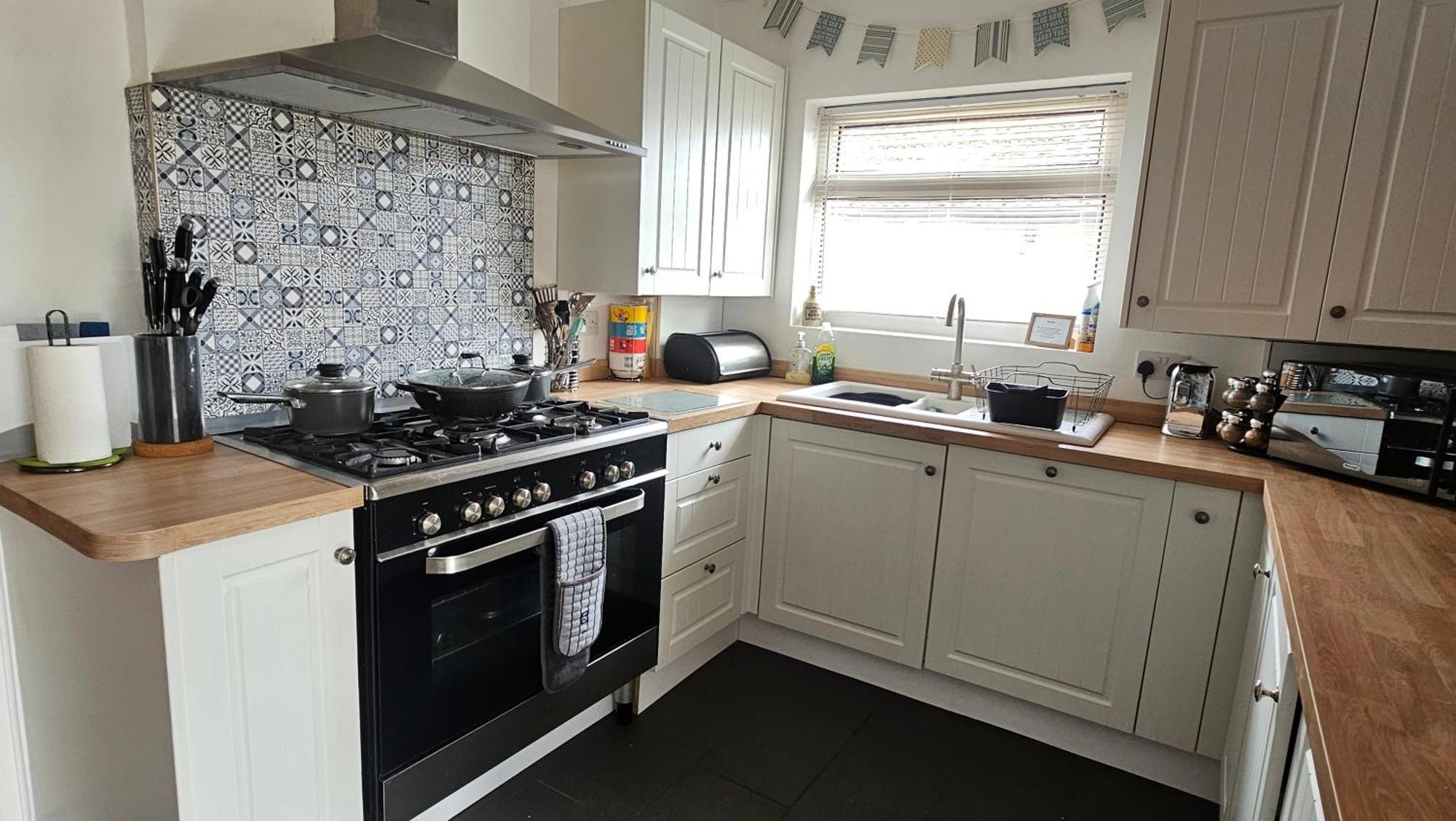 Sunny Family With Parking. Jacuzzi Bath Perfect For Relaxing And Unwinding *