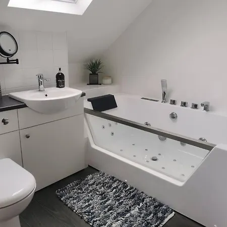Sunny Family Residence With Parking. Jacuzzi Bath Perfect For Relaxing And Unwinding Whitstable Exterior foto