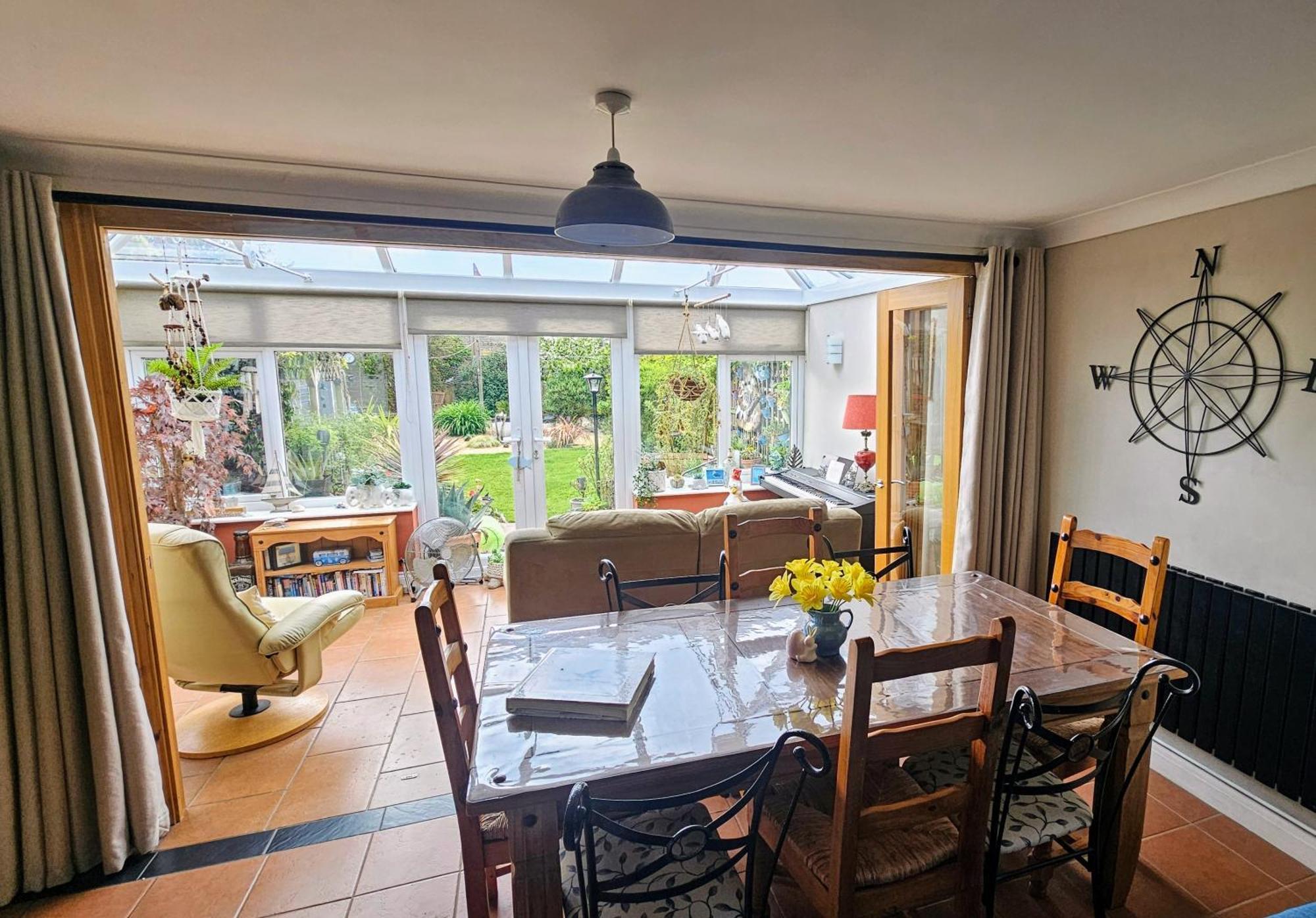 Sunny Family With Parking. Jacuzzi Bath Perfect For Relaxing And Unwinding *
